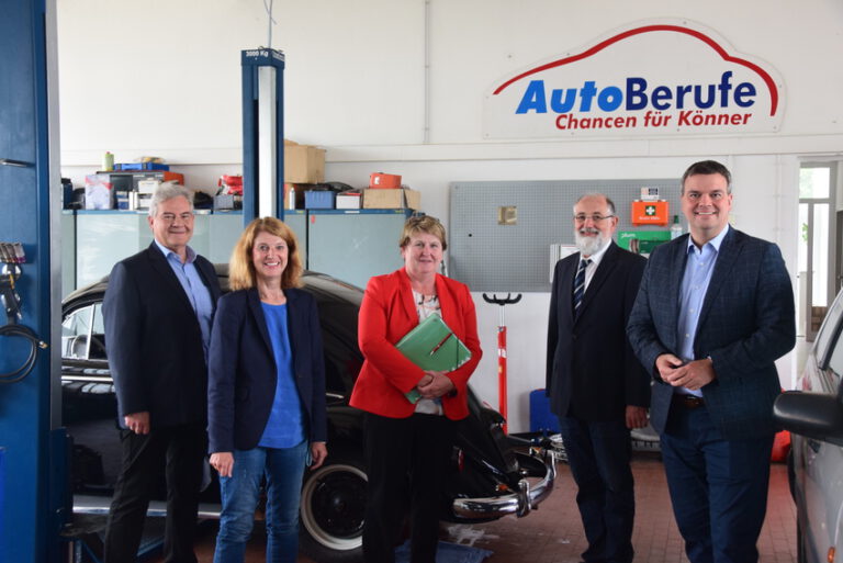 Mehr über den Artikel erfahren SPD-Abgeordnete besuchen das Kfz-Schulungszentrum